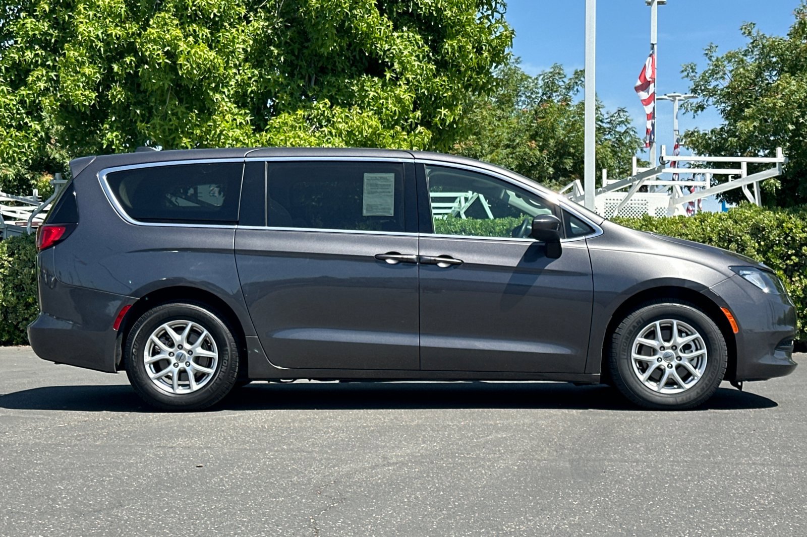 2023 Chrysler Pacifica LX photo 3