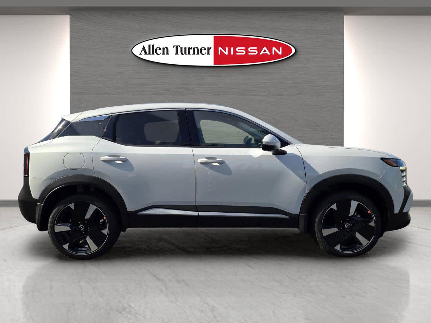 2025 Nissan Kicks SR photo 2