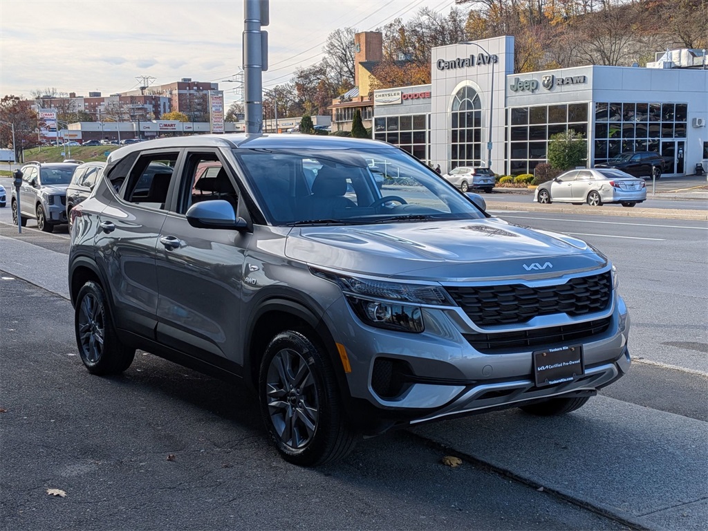 2023 Kia Seltos LX photo 3