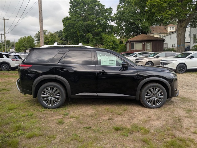 2025 Nissan Pathfinder SL photo 2