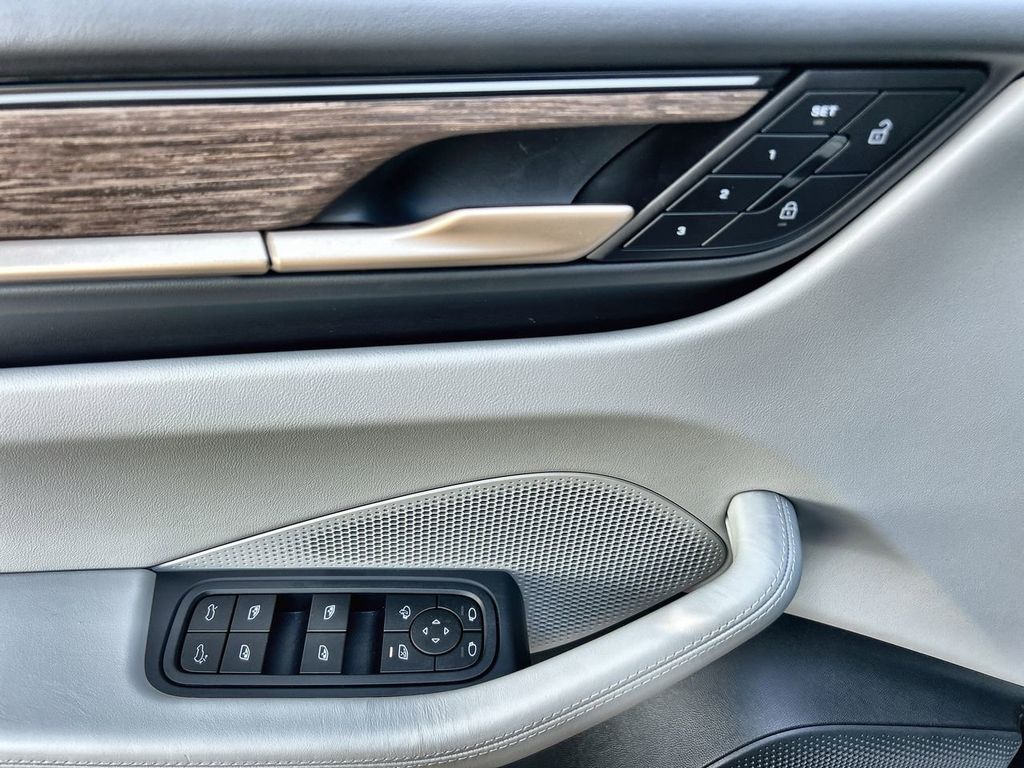 2024 Porsche Macan Electric 4 photo 17