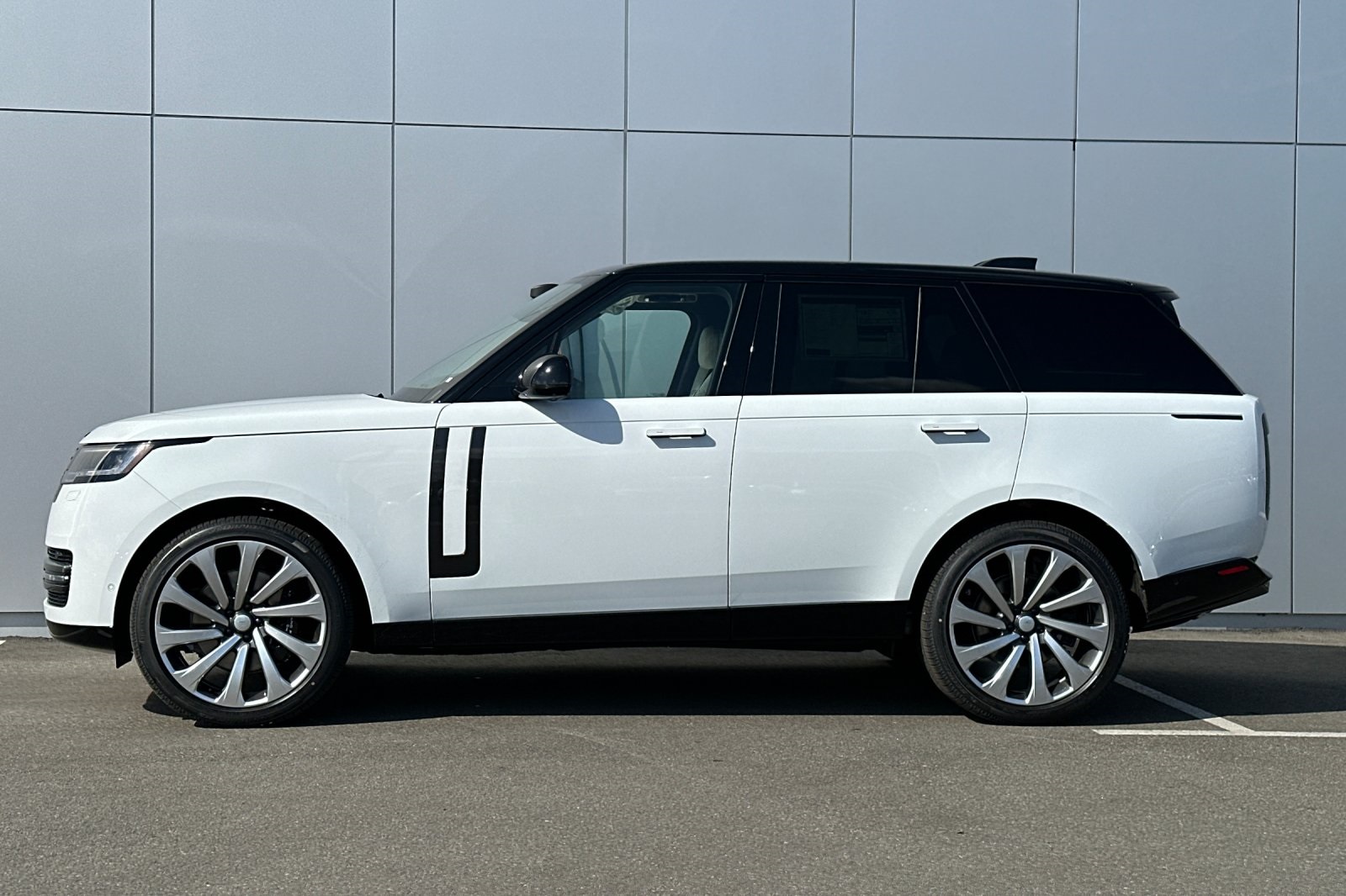 2025 Land Rover Range Rover SE photo 2