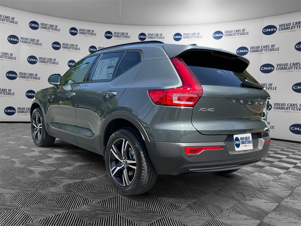 2026 Volvo XC40 Core photo 3