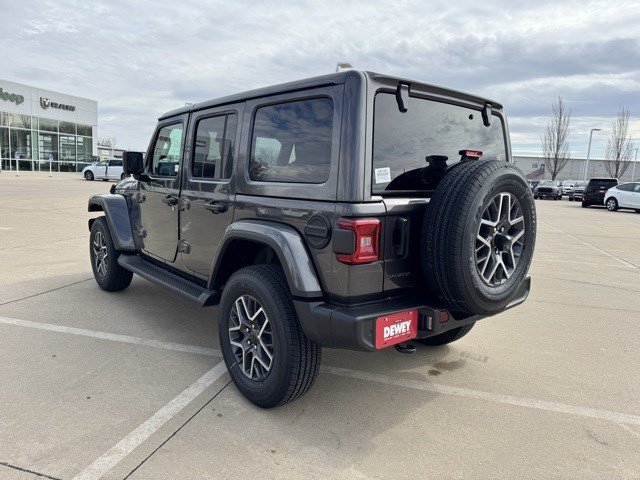 2025 Jeep Wrangler Sahara photo 4