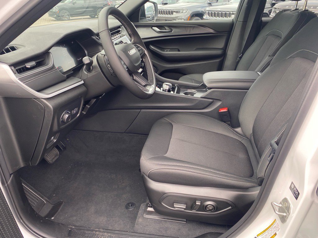 2025 Jeep Grand Cherokee Laredo X photo 5