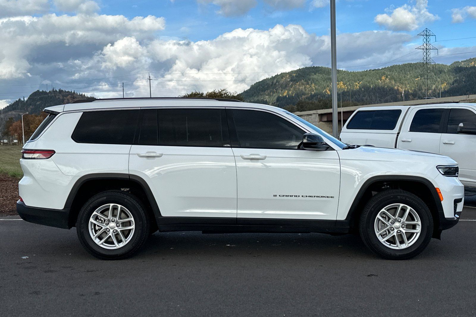 2023 Jeep Grand Cherokee Laredo photo 2