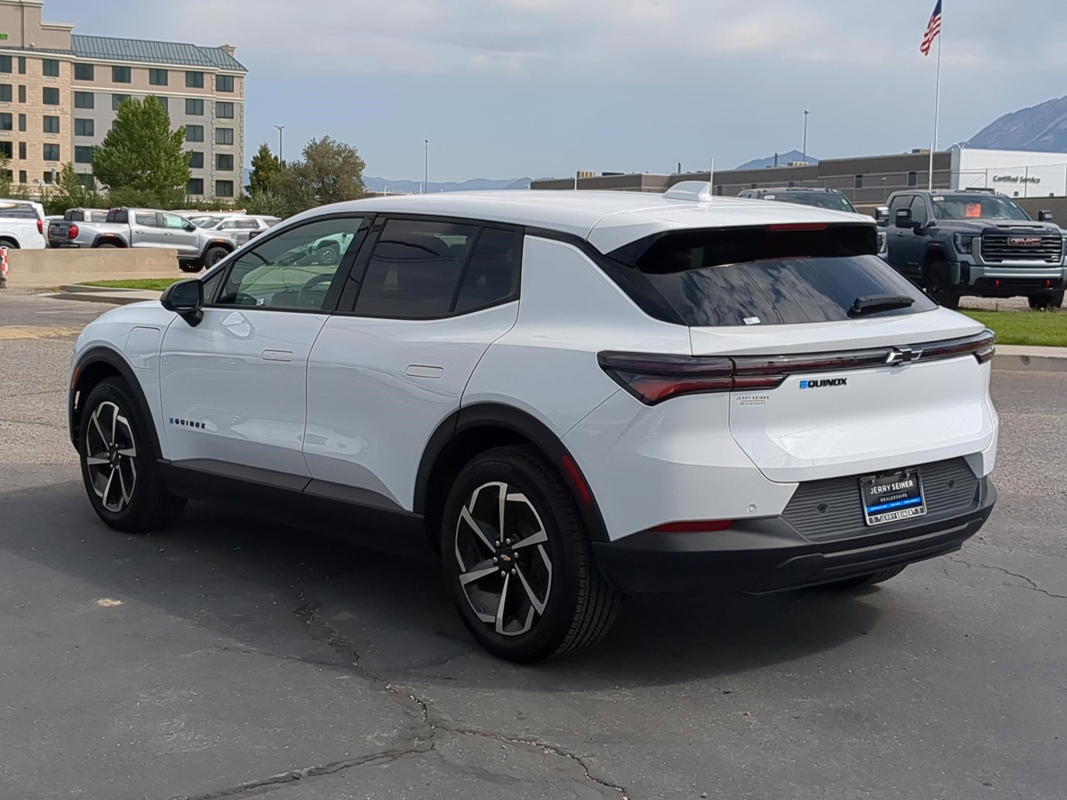 2025 Chevrolet Equinox EV 1LT photo 3