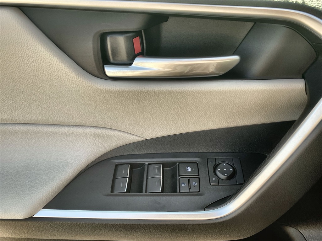 2025 Toyota RAV4 Hybrid XLE photo 15