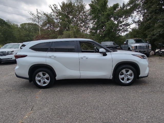 2024 Toyota Highlander LE photo 5