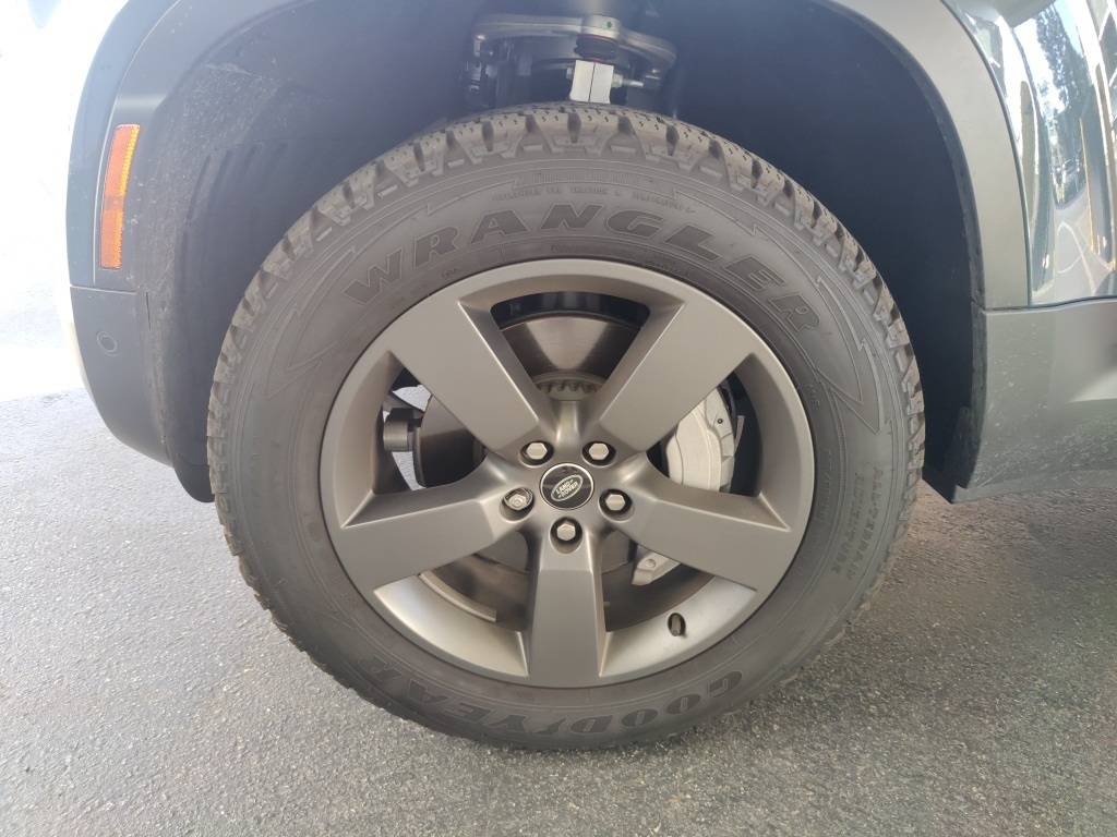 2025 Land Rover Defender 110 S photo 3