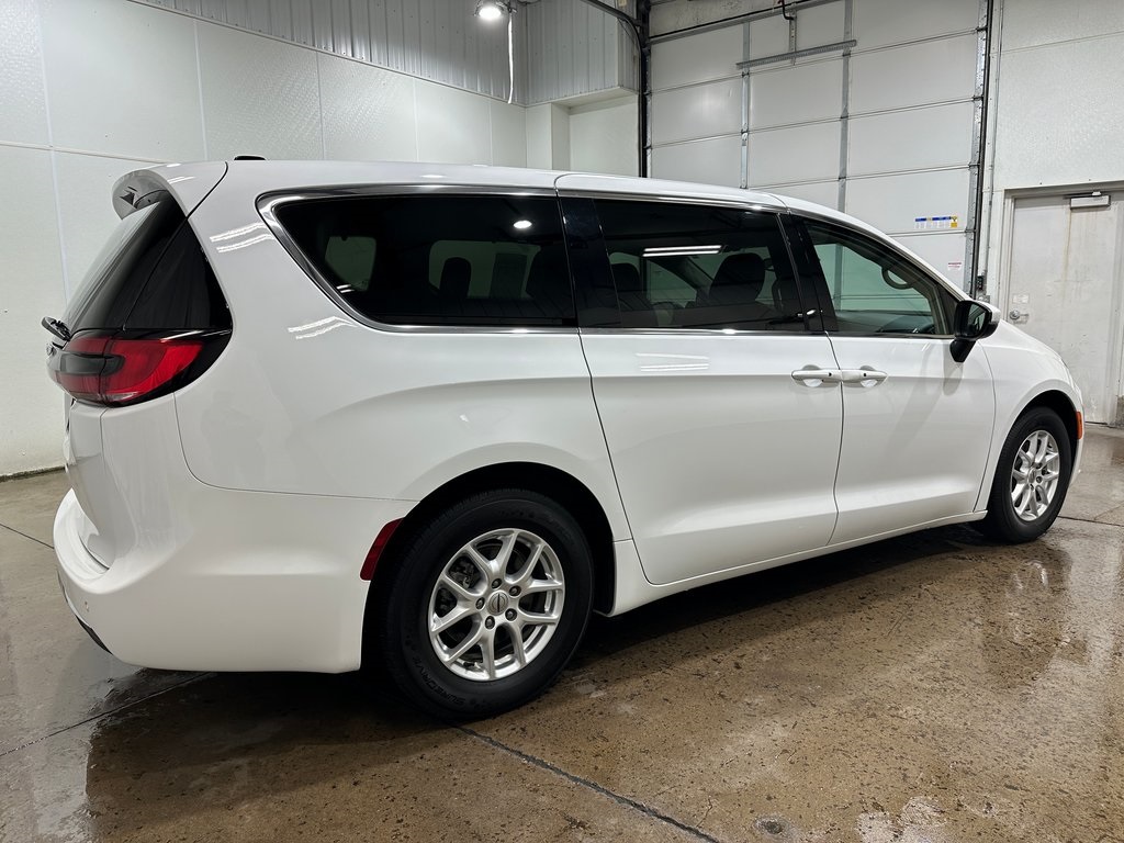 2023 Chrysler Pacifica Touring L photo 4