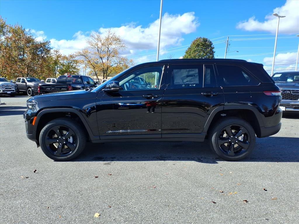 2025 Jeep Grand Cherokee Laredo photo 3