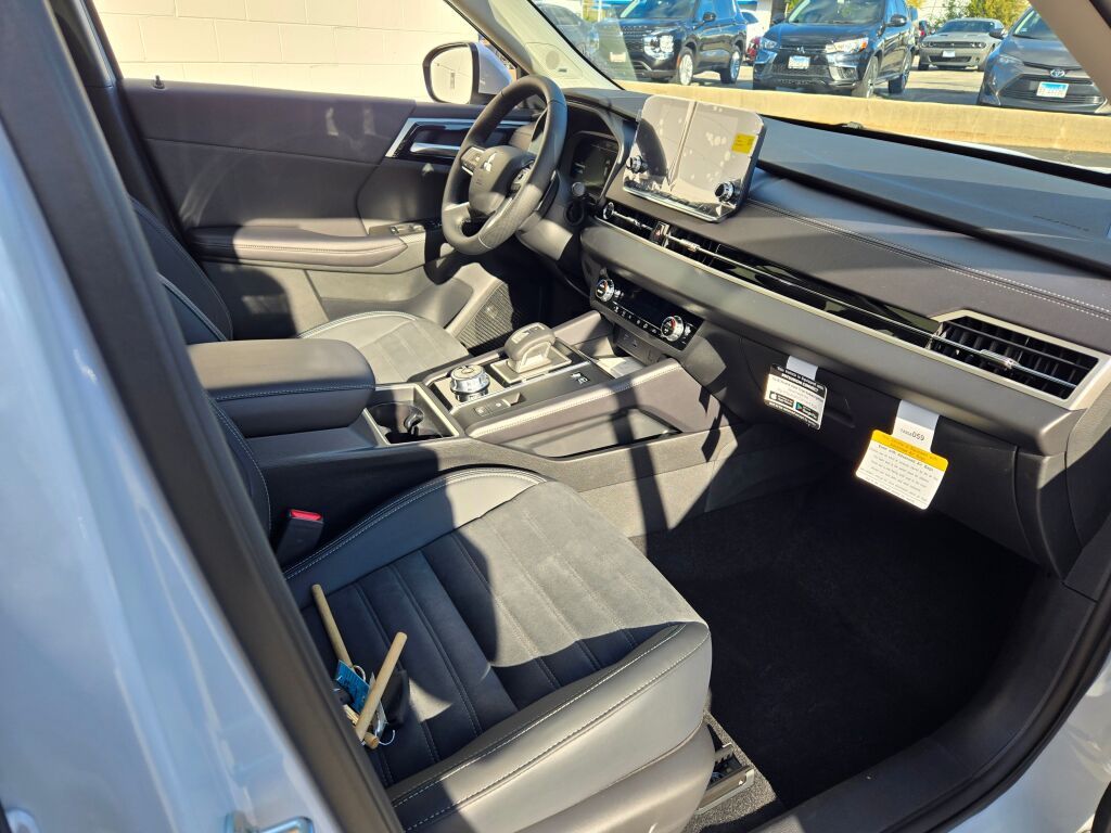 2025 Mitsubishi Outlander PHEV SE photo 4
