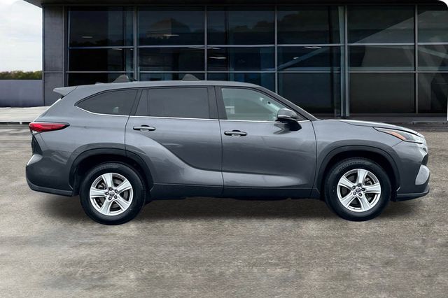 2023 Toyota Highlander LE photo 3
