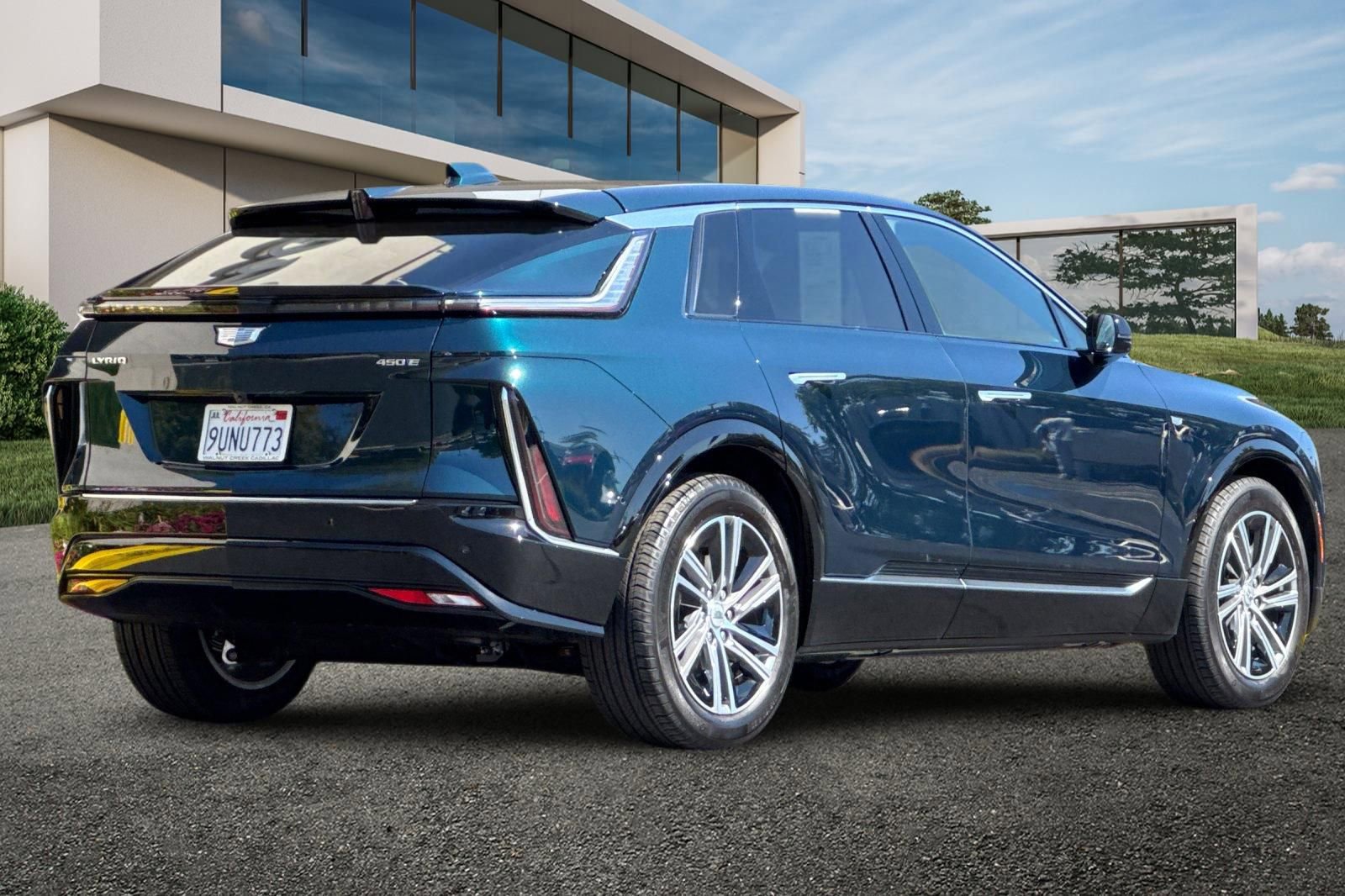 2025 Cadillac Lyriq Luxury photo 3