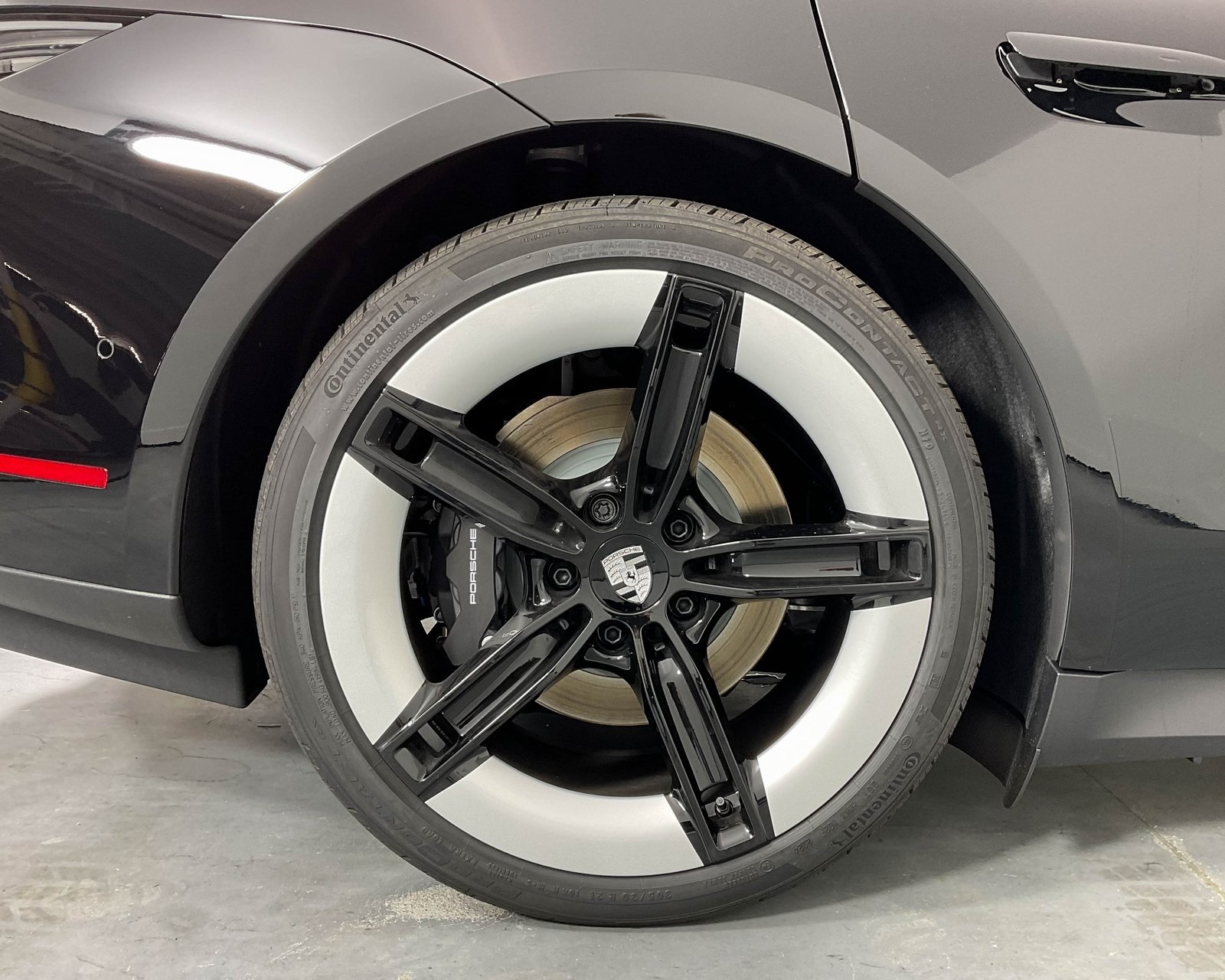 2025 Porsche Taycan photo 11