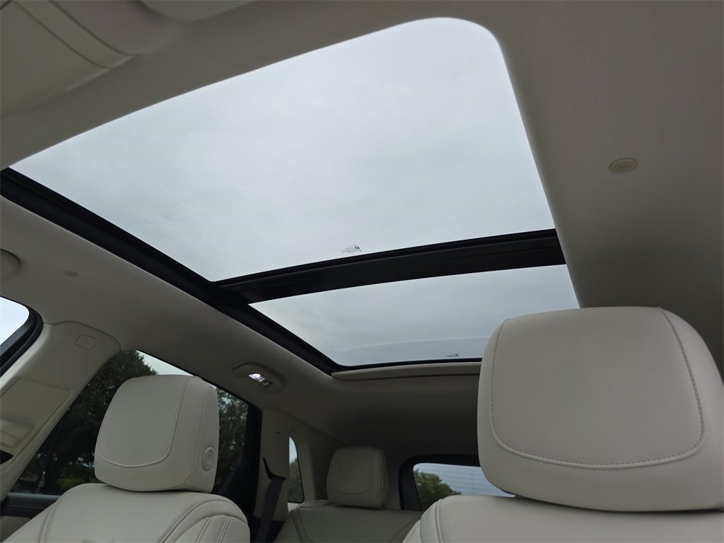 2017 Cadillac XT5 Luxury photo 2