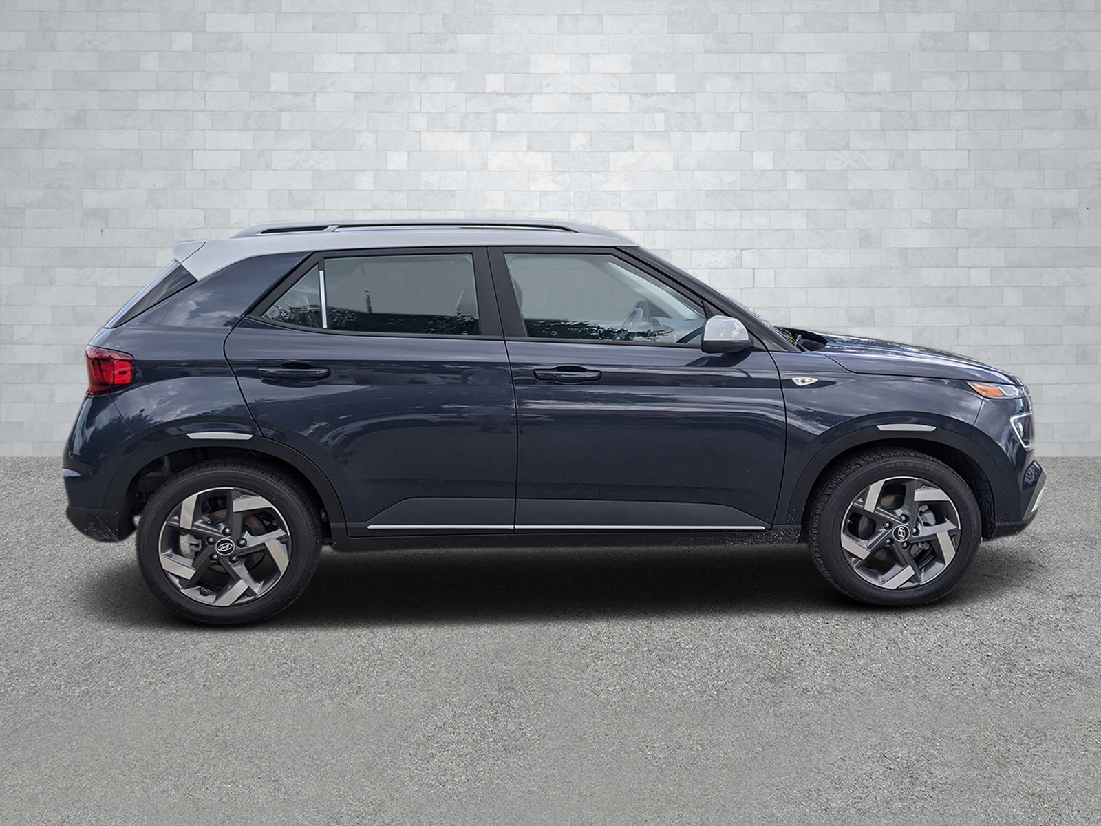 2025 Hyundai Venue SEL Limited photo 3