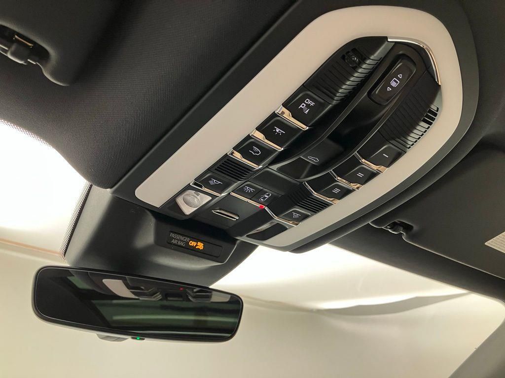 2025 Porsche Macan T photo 20