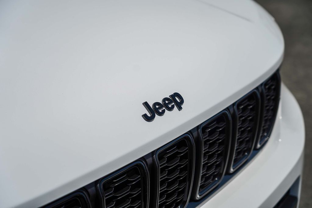 2025 Jeep Grand Cherokee Laredo Altitude photo 4