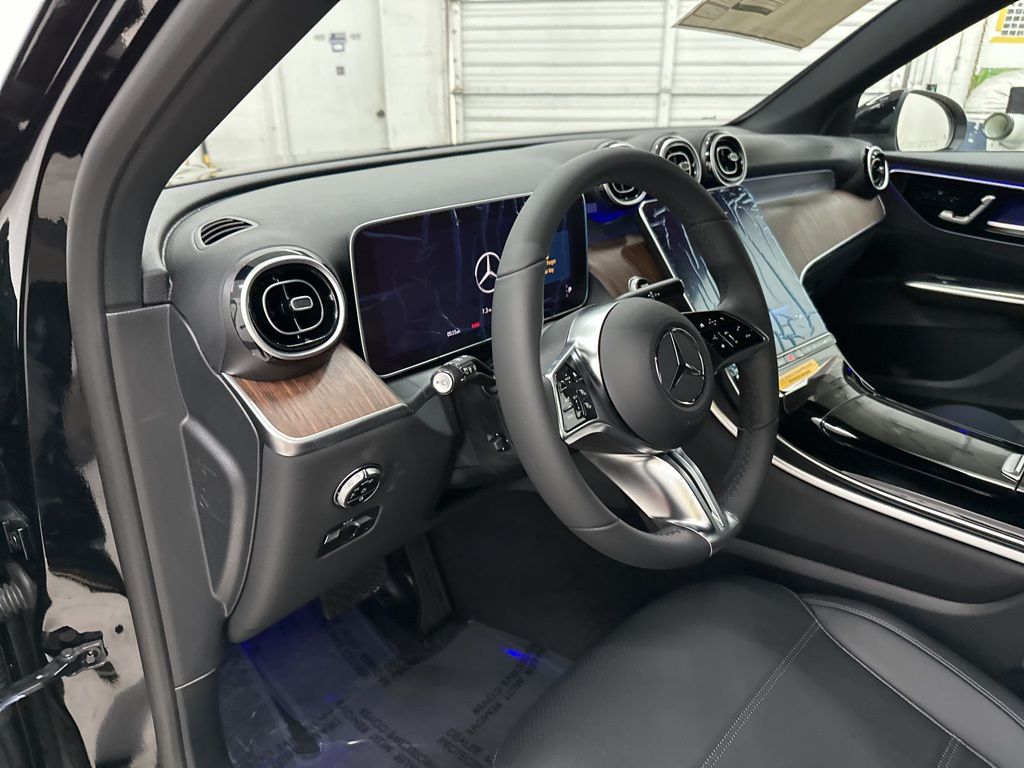 2025 Mercedes Benz GLC 300 photo 4