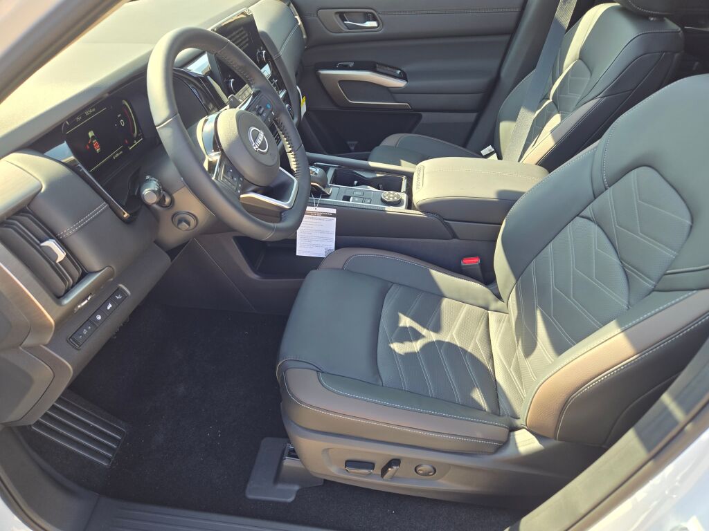 2025 Nissan Pathfinder Platinum photo 21