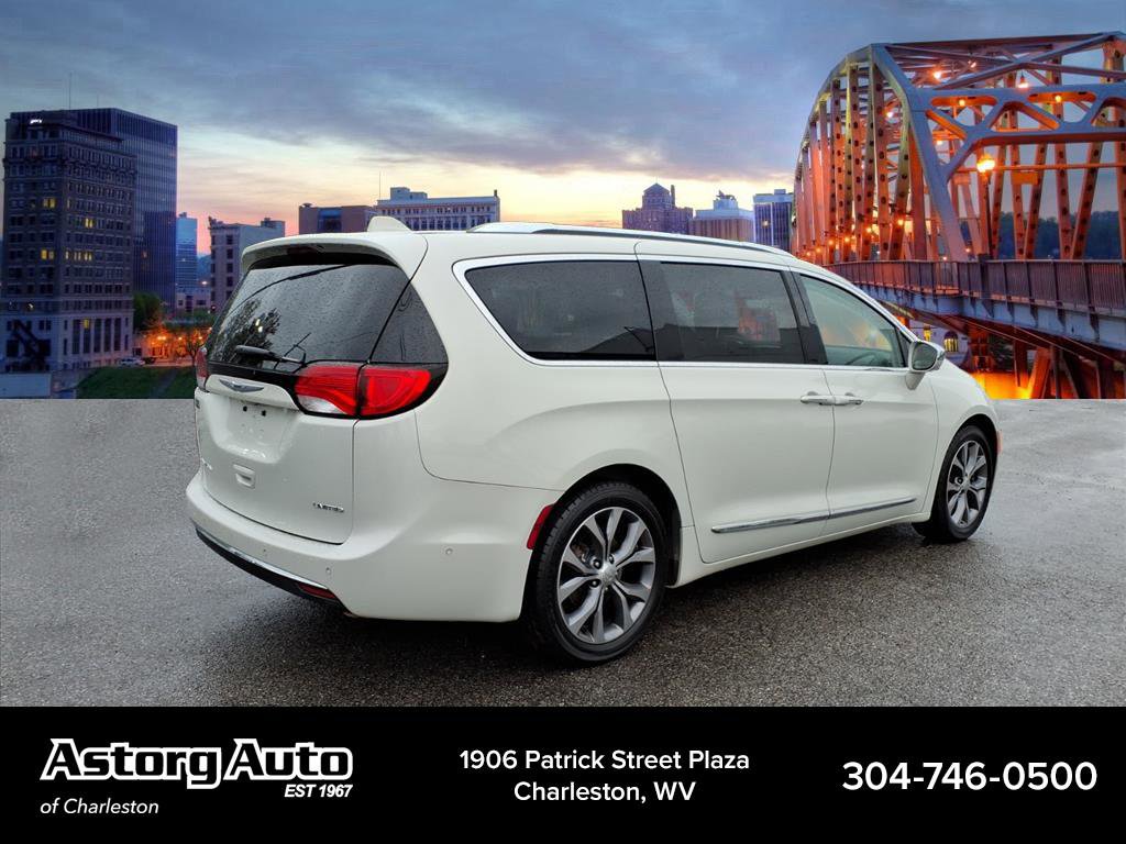 2017 Chrysler Pacifica Limited photo 2
