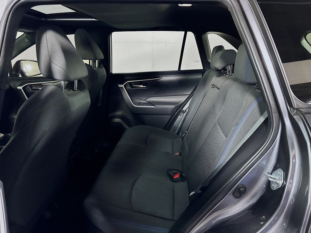 2022 Toyota RAV4 Hybrid SE photo 19