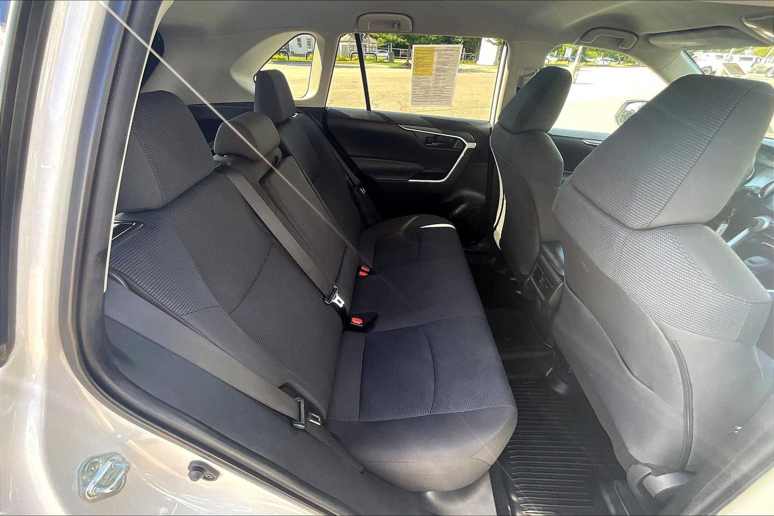 2022 Toyota RAV4 LE photo 16