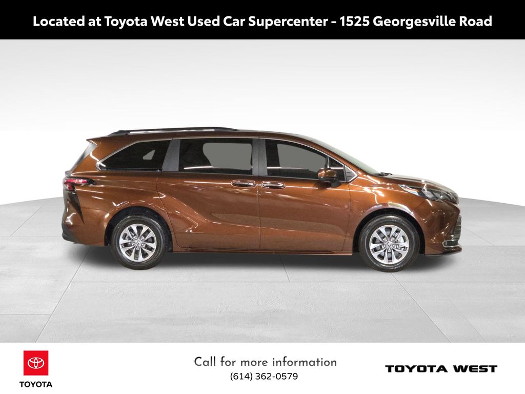 2024 Toyota Sienna XLE photo 4