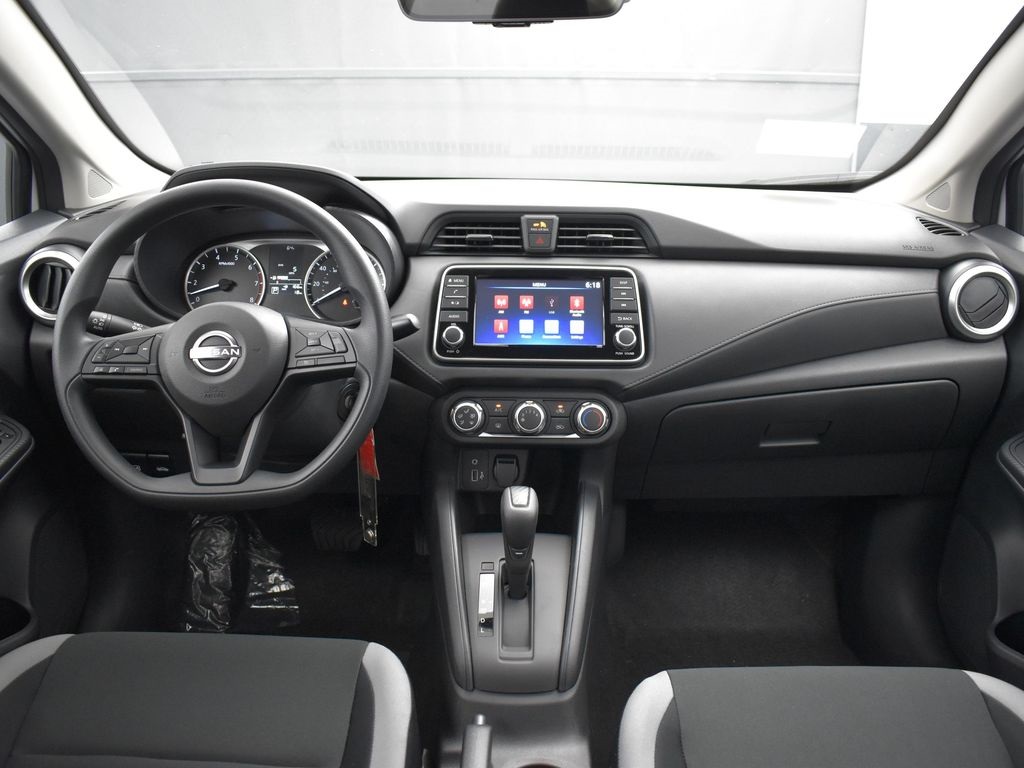2025 Nissan Versa 1.6 S photo 8