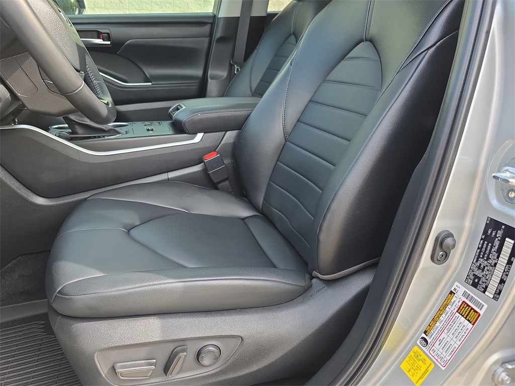 2023 Toyota Highlander XLE photo 16