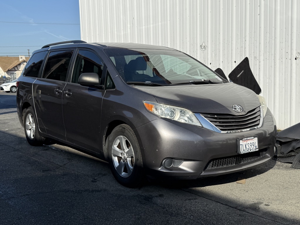 2015 Toyota Sienna LE's photo