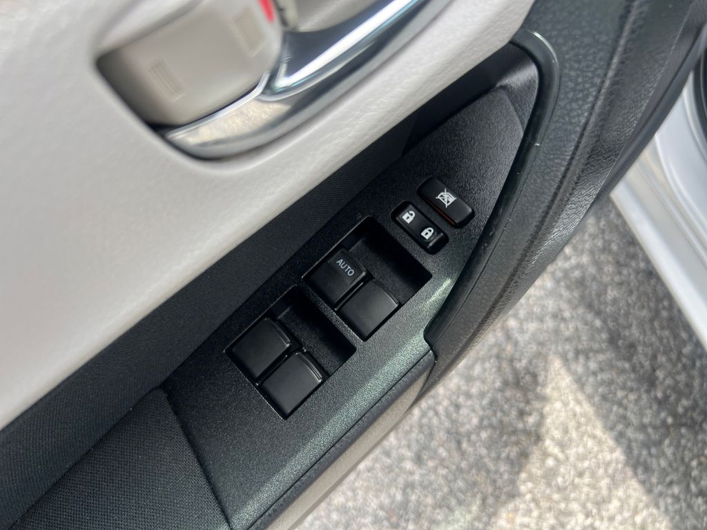 2014 Toyota Corolla LE photo 11