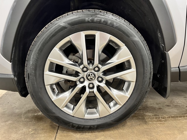 2021 Toyota RAV4 XLE Premium photo 8