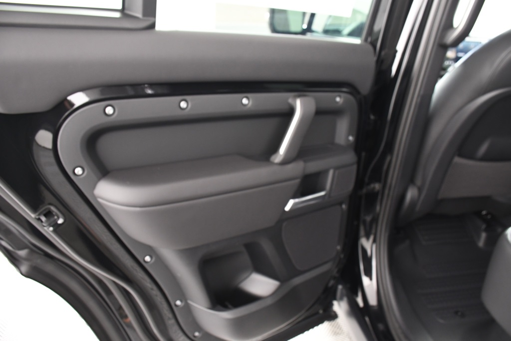 2025 Land Rover Defender 110 S photo 24