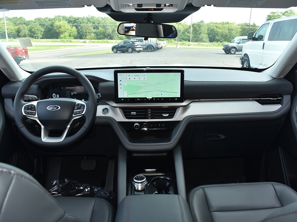 2025 Ford Explorer photo 4