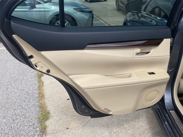 2013 Lexus ES 350 photo 16