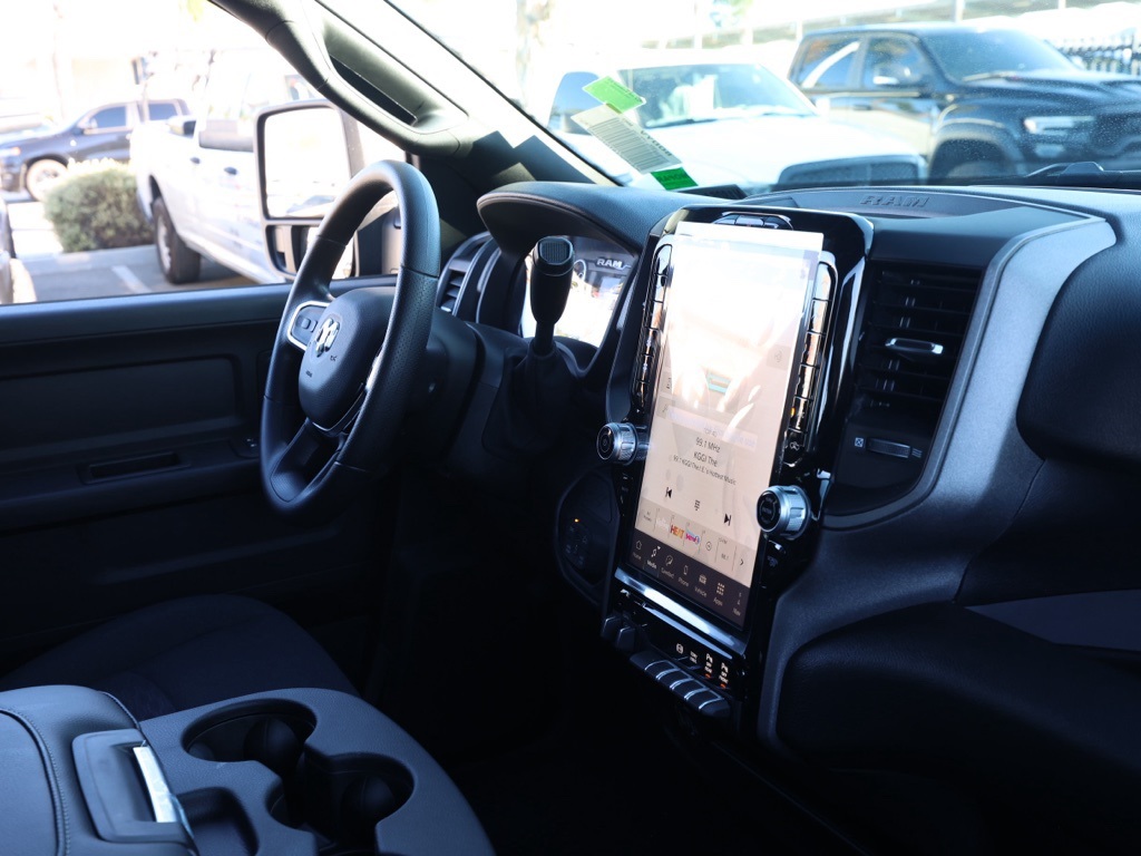 New 2026 Diamond Black Crystal Pearl-Coat Exterior Paint RAM Tradesman image 18