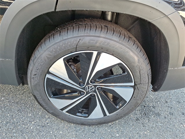 2025 Volkswagen Taos SE photo 2