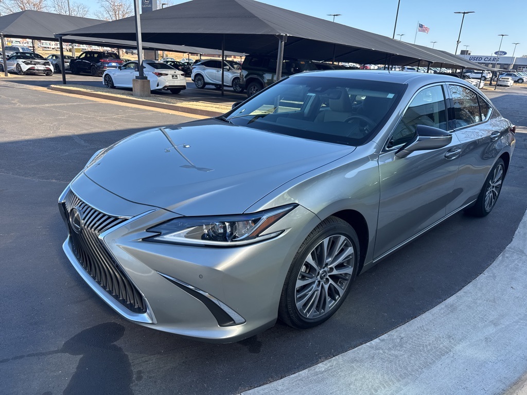 2021 Lexus ES 350's photo