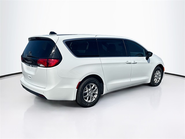 2025 Chrysler Voyager LX photo 6