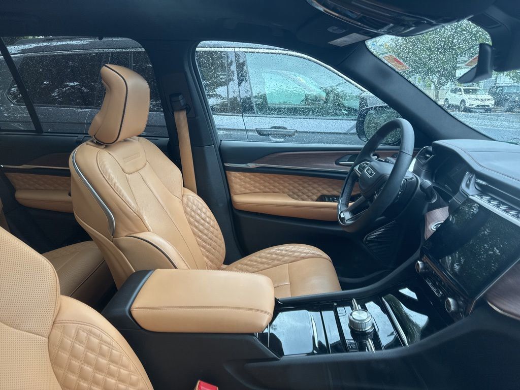 2023 Jeep Grand Cherokee Summit photo 5
