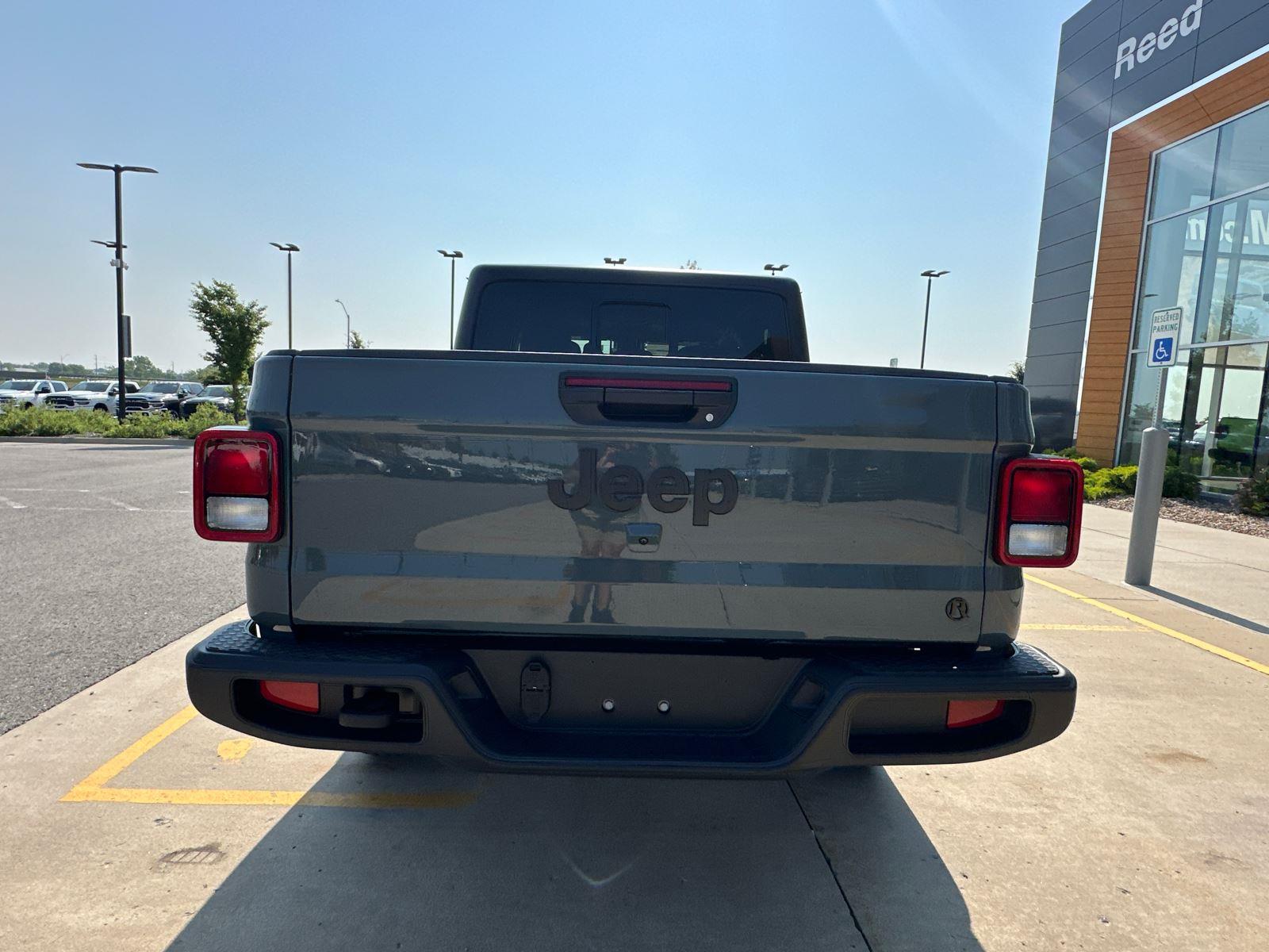2025 Jeep Gladiator Sport S photo 2
