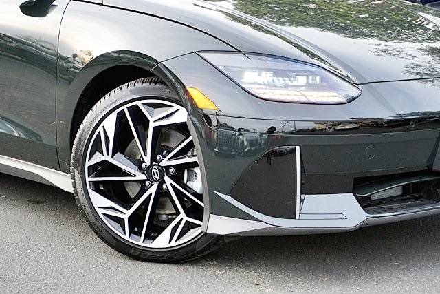 Used 2023 Green Hyundai SEL image 3