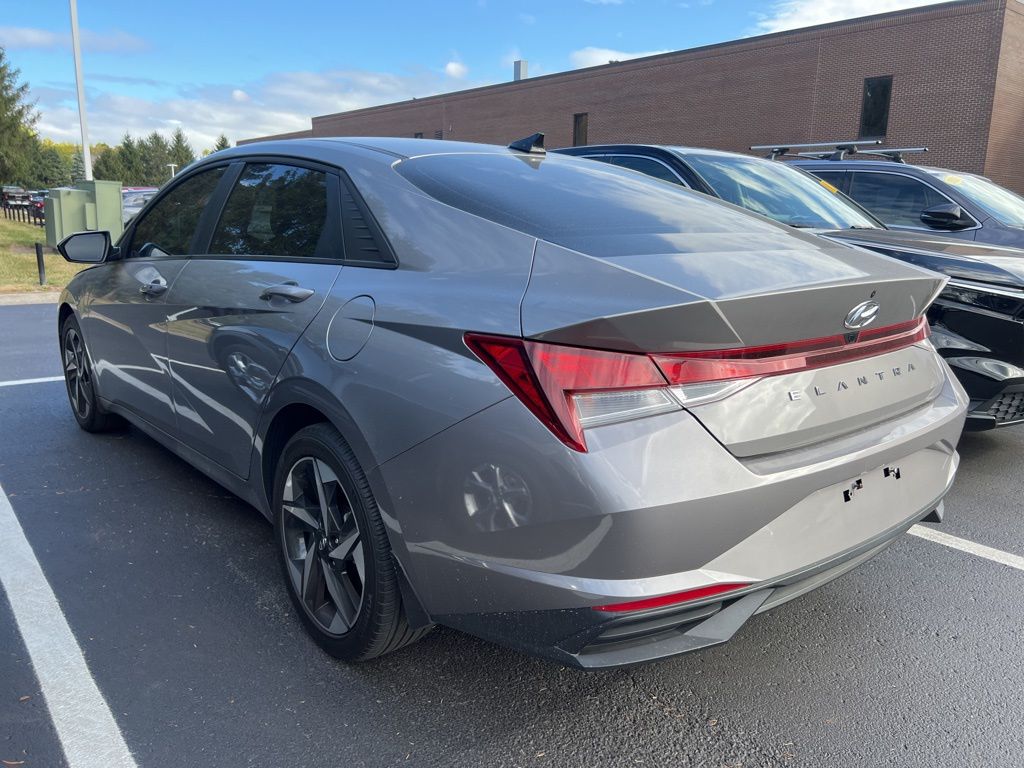 2023 Hyundai Elantra SEL photo 2
