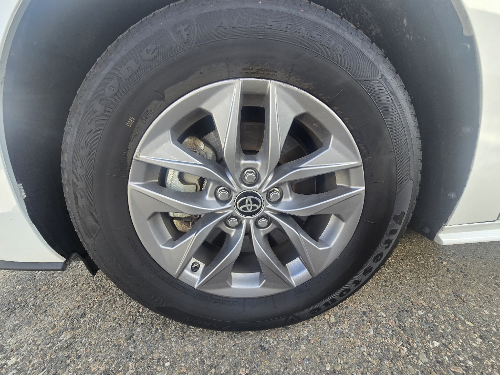 2024 Toyota Sienna LE photo 7