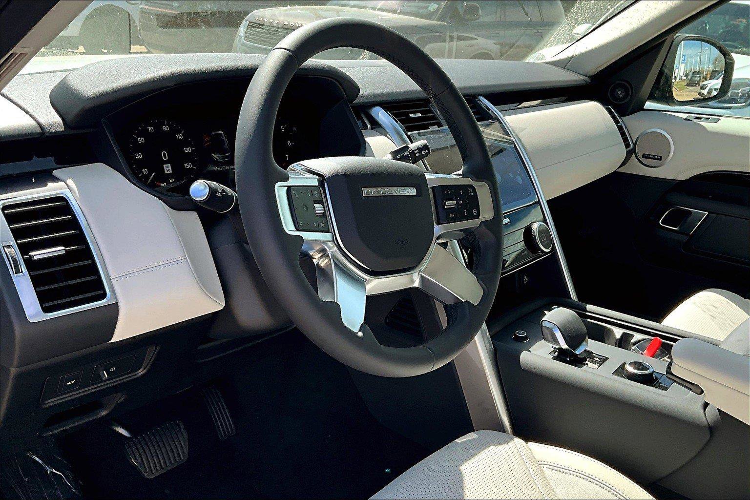 2025 Land Rover Discovery S photo 9