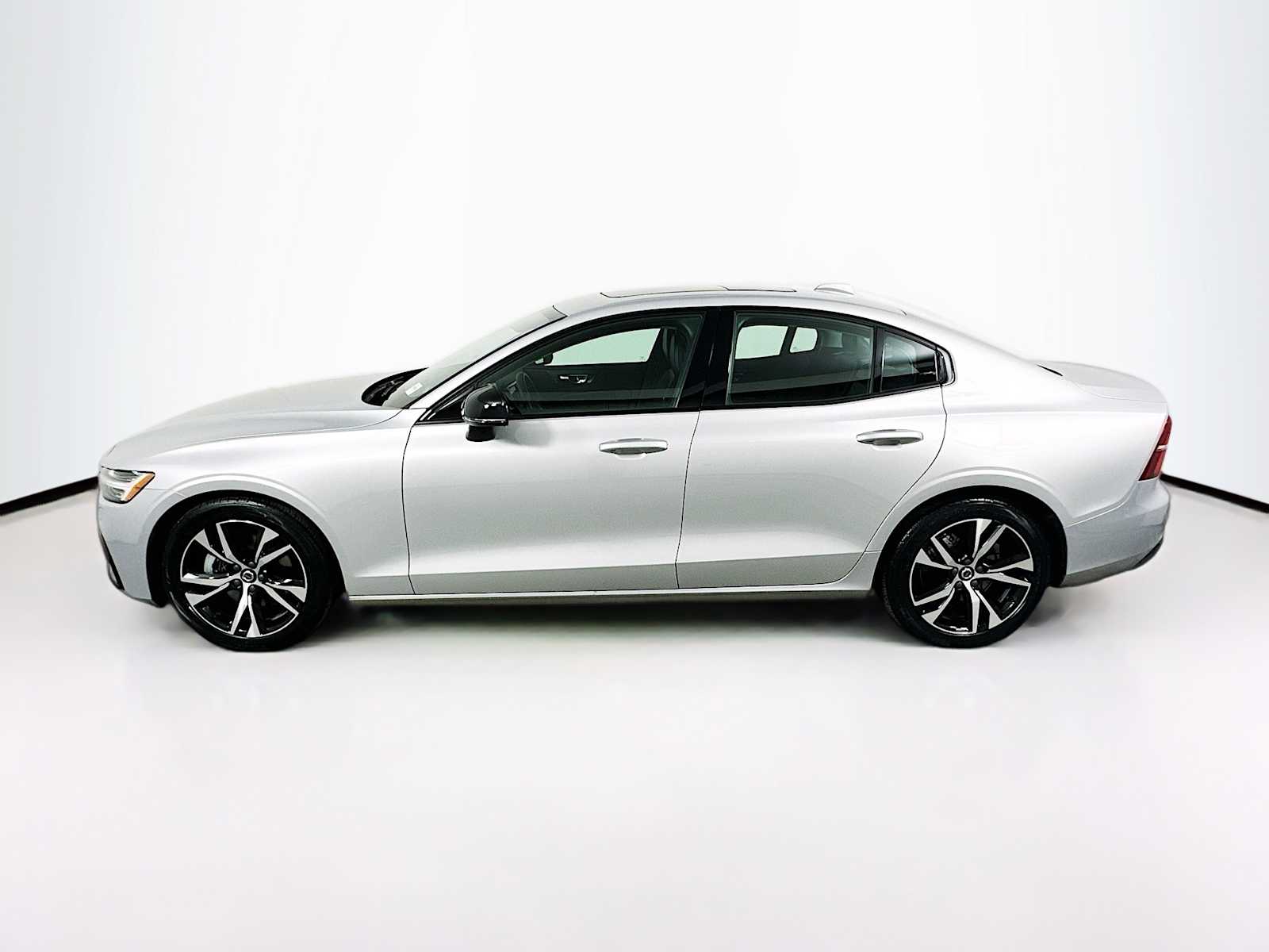 2025 Volvo S60 Core photo 2