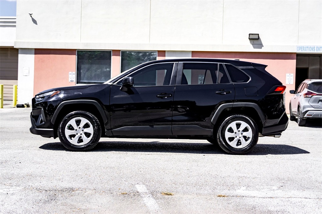 2024 Toyota RAV4 LE photo 8